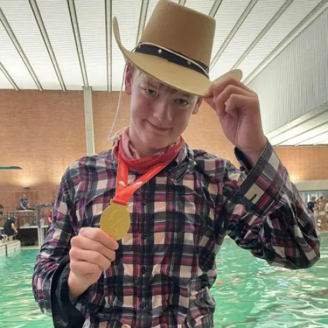 Líggjas Joensen fegnast eftir gullið í DM fyri lið 2025 (Mynd: svimjing.com/Birita Joensen)