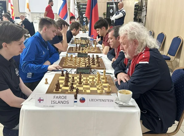 Føroysku telvararnir vunnu á øllum borðum í gjár móti Liktinstein. Vinstrumegin síggjast Elias Petersen, Luitjen Akselsson Apol, Høgni Egilstoft Nielsen og Helgi Dam Ziska