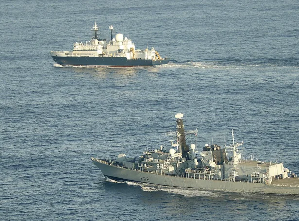 Russiska 'njósnaraskipið' Yantar hevur fyrr verið í bretskum sjógvi. Myndin er frá januar (Mynd: Royal Navy)