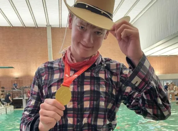 Líggjas Joensen fegnast eftir gullið í DM fyri lið 2025 (Mynd: svimjing.com/Birita Joensen)