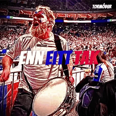 Permumyndin er av Ásbjørn Nielsson Nattestad, við túsundtals spentum føroyskum fjepparum aftanfyri seg. Myndin er tikin í Mercedes Benz-høllini í januar 2024 (Mynd: Emma Annika Thomsen/Tutl)