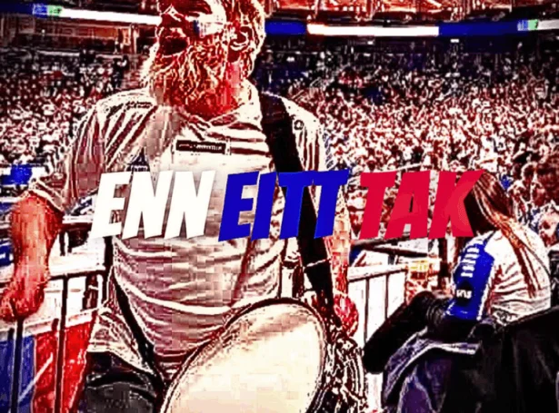 Permumyndin er av Ásbjørn Nielsson Nattestad, við túsundtals spentum føroyskum fjepparum aftanfyri seg. Myndin er tikin í Mercedes Benz-høllini í januar 2024 (Mynd: Emma Annika Thomsen/Tutl)