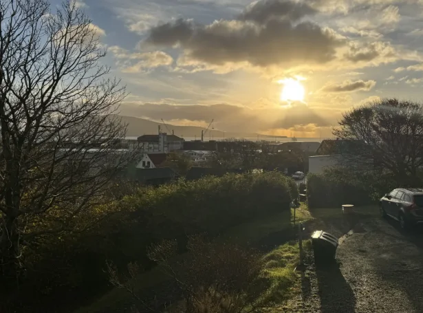 Greinin lýsir millum annað snildfonir sum eitt amboð, ið “fyllir” tóma tíð, tá ið ein bíðar ella steðgar á. Í seinna partinum av greinini spyr Firouz Gaini, um ein kann tosa um serligar tíðarfatanir, ið eyðkenna smá oyggjasamfeløg, har ið fólk megna at tálma ferðøkingina, sum so mong stór býarsamfeløg í globaliseraða heiminum eru merkt av