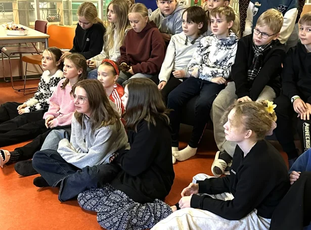 5.b er við til tíðindafundin um at skriva jólakort. Øll vóru errin um at luttaka.