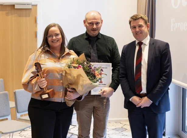 Birita Dalsgaard Olsen og Martin Karl Olsen saman við Aksel V. Johannesen, løgmanni (Mynd: Íverksetarahúsið)