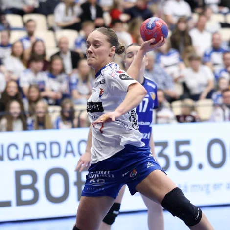 Jana Mittún í sínum landsdysti nummar 30. Hon er long mest skorandi spælarin í søguni hjá føroyska kvinnulandsliðnum - í kvøld var serliga talan um nógv upplegg hjá hoyvíkskvinnuni, ið eisini er millum tær við flestum uppleggum í fremstu donsku deildini (Mynd: Sverri Egholm)