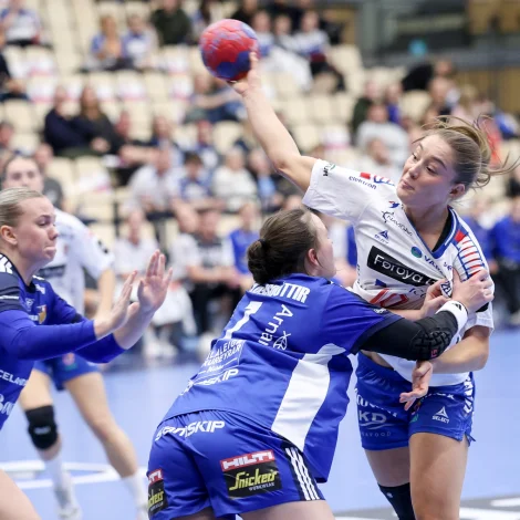 Í gjár stríddust liðini móti hvørjum øðrum. Í morgin skulu tey ferðast saman til endaspæl - og møguliga spæla móti hvørjum aftur skjótt (Mynd: Sverri Egholm)