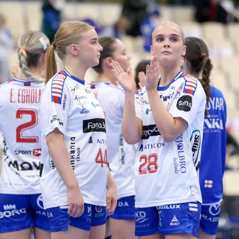 Karin Egholm (nummar 28) skal til sítt fyrsta endaspæl sum vaksnamannaspælara. Javngamla Anna Elisabeth Halsdóttir Weyhe, sum eisini hevur verið darvað av skaða, var til EM í fjør. Tær eru millum tær yngstu í unga hópinum (Mynd: Sverri Egholm)