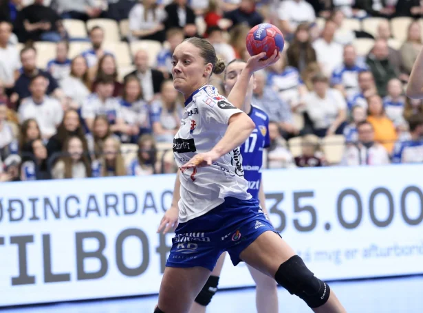 Jana Mittún í sínum landsdysti nummar 30. Hon er long mest skorandi spælarin í søguni hjá føroyska kvinnulandsliðnum - í kvøld var serliga talan um nógv upplegg hjá hoyvíkskvinnuni, ið eisini er millum tær við flestum uppleggum í fremstu donsku deildini (Mynd: Sverri Egholm)