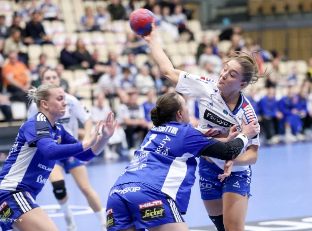 Í gjár stríddust liðini móti hvørjum øðrum. Í morgin skulu tey ferðast saman til endaspæl - og møguliga spæla móti hvørjum aftur skjótt (Mynd: Sverri Egholm)