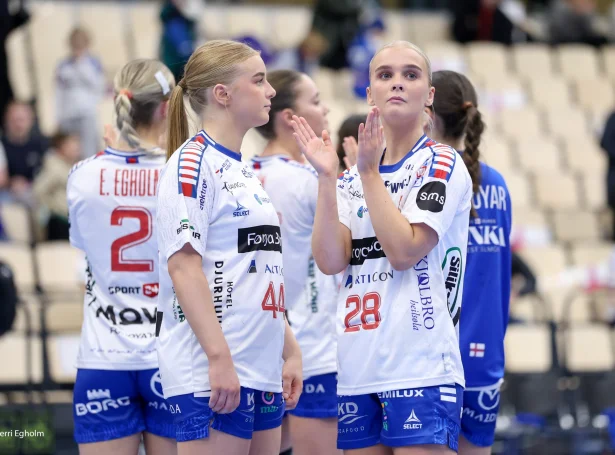 Karin Egholm (nummar 28) skal til sítt fyrsta endaspæl sum vaksnamannaspælara. Javngamla Anna Elisabeth Halsdóttir Weyhe, sum eisini hevur verið darvað av skaða, var til EM í fjør. Tær eru millum tær yngstu í unga hópinum (Mynd: Sverri Egholm)