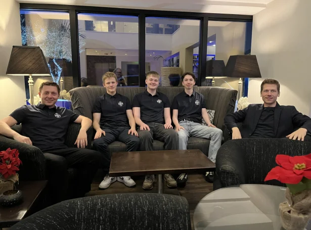 Vælhýrdir telvarar suðuri á Kýprós. Føroyska landsliðið hevur í dag vunnið kappingina fyri smátjóðir í Evropa. F.v.: Høgni Egilstoft Nielsen, Jón í Horni Nielsen, Luitjen Akselsson Apol, Elias Petersen og Helgi Dam Ziska.