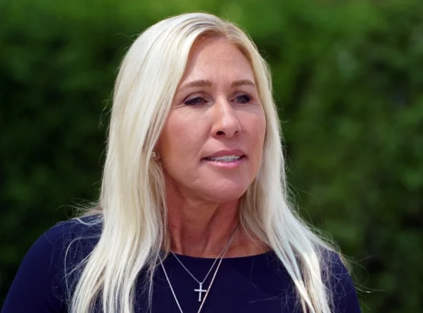 51 ára gamla Marjorie Taylor Greene hevur umboðað Georgia í Umboðsmannatinginum síðan januar 2021 (Mynd: EPA)