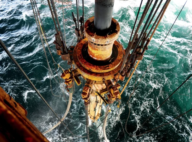 Prógv eru fyri at kolvetni (olja og gass) finst í føroysku undirgrundini og er seyrað upp gjøgnum jarðarløgini. Vitanin um undirgrundina eystanfyri Føroyar er størri í dag, enn tá oljufeløg byrjaðu at leita.