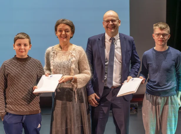 Tað vóru sitandi og komandi landsstýrisfólk í barna- og útbúgvingarmálum, Djóni Nolsøe Joensen og Súsanna Bertholdsen, sum tóku ímóti hoyringarskrivunum 20. november (Mynd: Barna- og útbúgvingarmálaráðið)