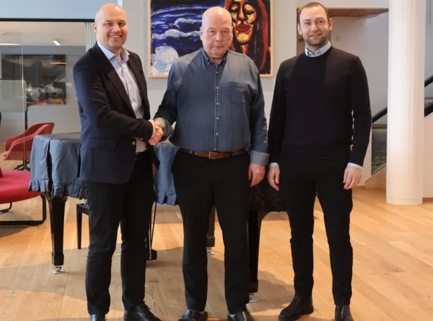 Umboð fyri EFFO og Rúnavíkar kommunu hava skrivað undir sáttmála um nýggjan orkudepil í Søldarfirði.