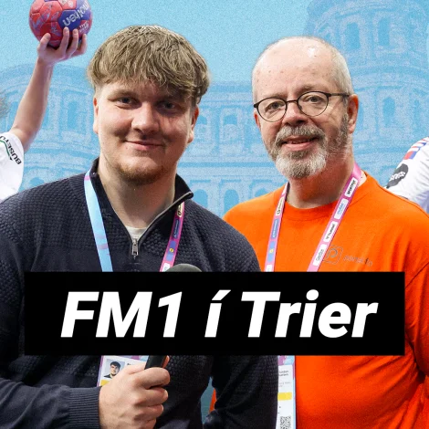 Klokkan ellivu føroyska tíð reika Pætur Nolsøe og Ingi Samuelsen fyri beinleiðis sending av fjepparahotellinum í Trier. Meira verður sjálvandi at síggja, hoyra og lesa á pallunum í kvøld