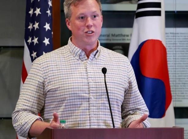 Ráðharranum fyri amerikanska herin, Daniel Driscoll umboðar USA í Abu Dhabi (Mynd: EPA)