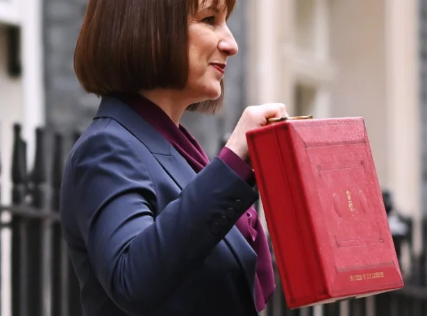 Í morgin fær orkuvinnan í Bretlandi at vita frá fíggjarmálaráðharranum Racel Reeves,hvørja kós Labour stjórnin fer at seta í sambandi við framtíðar olju- og gassvinnu.