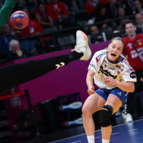 Jana Mittún legði upp til flest mál hjá Føroyum (seks mál) og skoraði næstflest (fýra) - nummar 77 brendi eisini nøkur móti montegrinska málverjanum, men avrikið var so mikið gott, at IHF kjósaði hana sum besta spælara á vøllinum (Mynd: Sverri Egholm)