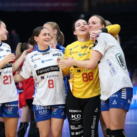 Tað var pláss til smíl og annað hóast tapið í kvøld (Mynd: Sverri Egholm)