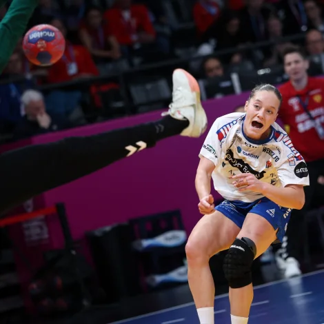 Jana Mittún skoraði trý mál og var við í fleiri øðrum í hálvfinalutapinum - føroyski landsliðsprofilurin brendi tó eisini nøkur skot (Savnsmynd: Sverri Egholm)