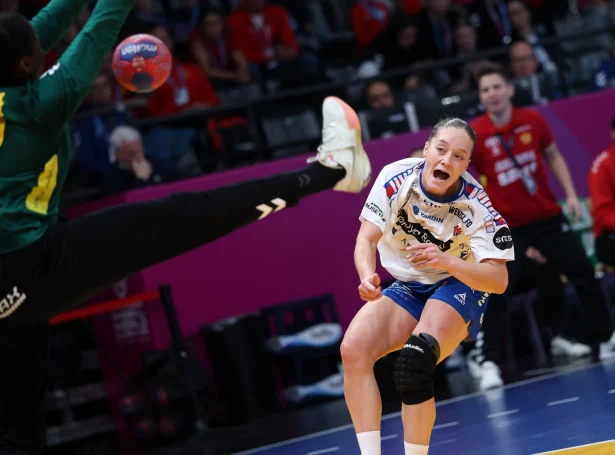 Jana Mittún legði upp til flest mál hjá Føroyum (seks mál) og skoraði næstflest (fýra) - nummar 77 brendi eisini nøkur móti montegrinska málverjanum, men avrikið var so mikið gott, at IHF kjósaði hana sum besta spælara á vøllinum (Mynd: Sverri Egholm)