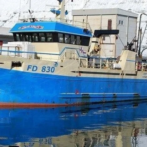 Tríggir trolbátar landa í Leirvík