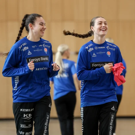 Rakul Wardum og Maria Páldóttir Nólsoy undir HM-endaspælinum í Týsklandi í vetur. Tær arbeiða nú fyri, at Føroyar triðja árið á rað skulu til eitt endaspæl á kvinnusíðuni (Mynd: Sverri Egholm)