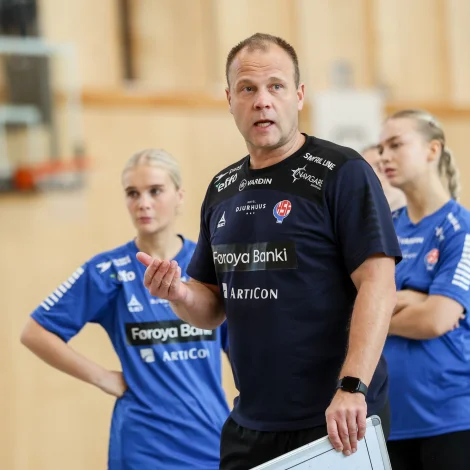 Claus Mogensen, landsliðsvenjari leggur gentunum lag á. Frá venjingini í gjár (Mynd: Sverri Egholm)