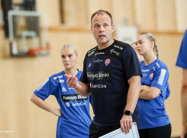 Claus Mogensen, landsliðsvenjari leggur gentunum lag á. Frá venjingini í gjár (Mynd: Sverri Egholm)