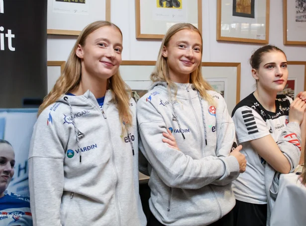 Vár og Lív Bentsdóttir Zachariasen vóru aftur stinnar í miðvejruni hjá Ajax (Mynd: Sverri Egholm)