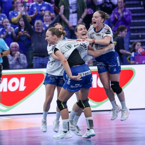 Føroysku kvinnurnar stórfegnast eftir søguliga sigurin á Spania í HM-endaspælinum. Skjótt skulu tær aftrr spæla fyri at røkka triðja endaspælinum á rað (Mynd: Sverri Egholm)