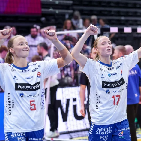 Vár og Lív Zachariassen - fáa helst meira leiktíð saman móti Paraguai í morgin (Mynd: Sverri Egholm)