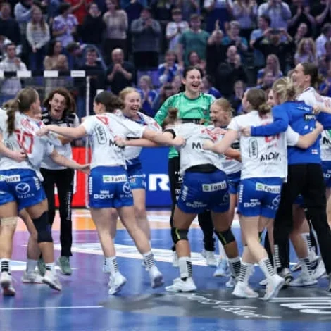 Føroysku kvinnurnar vunnu á Spania 27-25 --fantastiska góðar