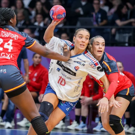 Súna K. Hansen - her í HM-dysti móti Spania í vetur (Mynd: Sverri Egholm)