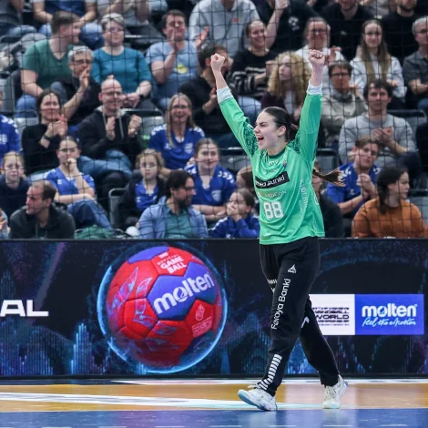 Rakul Wardum fegnast í frálíka avrikinum móti Spania - hon skal aftur standa ein stóran dystin í kvøld, um Føroyar skulu kappast um stig móti stórari hondbóltstjóð (Mynd: Sverri Egholm)