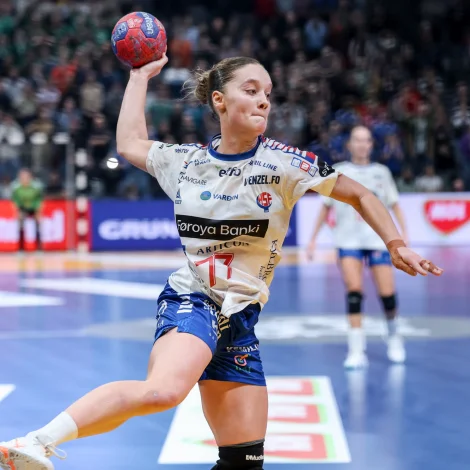 Jana Mittún til HM-endaspælið - í næstu viku skulu hon og Føroyar stríðast fyri at koma nærri EM-endaspælinum 2026. Hetta við tveimum dystum móti Portugal (Mynd: Sverri Egholm)