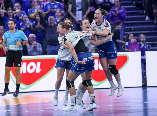 Føroysku kvinnurnar stórfegnast eftir søguliga sigurin á Spania í HM-endaspælinum. Skjótt skulu tær aftrr spæla fyri at røkka triðja endaspælinum á rað (Mynd: Sverri Egholm)