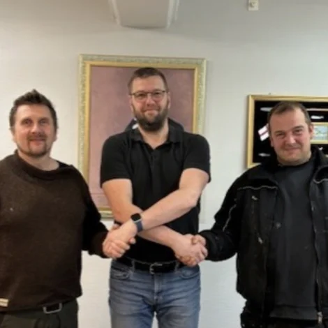 Avtala um at gera fundamentir til ljósmastrar við fótbóltsvøllin í Vági undirskrivað