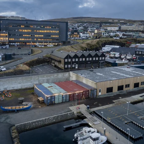 Tað verður á hesum økinum, at Knørrur fer at byggja nýtt róðrarneyst. Í løtuni standa bátarnir hjá Knørrafelagnum í bingjum (Mynd: Tórshavnar kommuna)