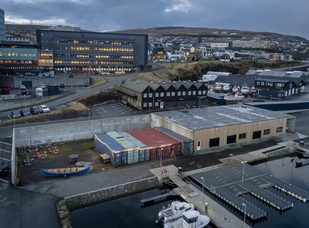 Tað verður á hesum økinum, at Knørrur fer at byggja nýtt róðrarneyst. Í løtuni standa bátarnir hjá Knørrafelagnum í bingjum (Mynd: Tórshavnar kommuna)