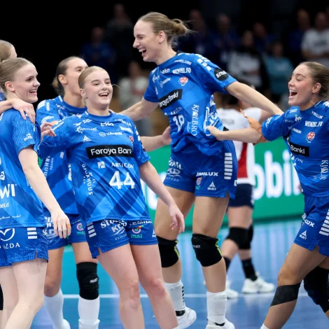 Pernille Brandenborg fegnast her um endaspælssigur fyri Føroyar í Týsklandi - sæst hoppandi í myndini. Nú er hon eitt fet nærri at fegnast um gull í Noreg (Savnsmynd: Sverri Egholm)