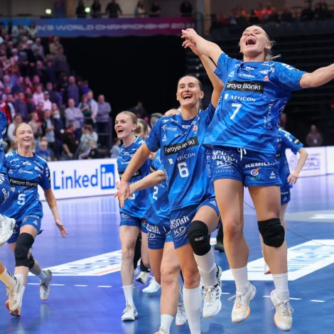 Bjarta Johansen er í gongd við sítt seinasta endaspæl, og undankappingin tiil EM, sum Føroyar eru í gongd við, verður tann síðsta hjá 32-ára gamla strikuspælaranum. Her fegnast hon um pláss í miðumfarinum eftir trygga sigurin á Paraguay í gjár (Mynd: Sverrri Egholm)