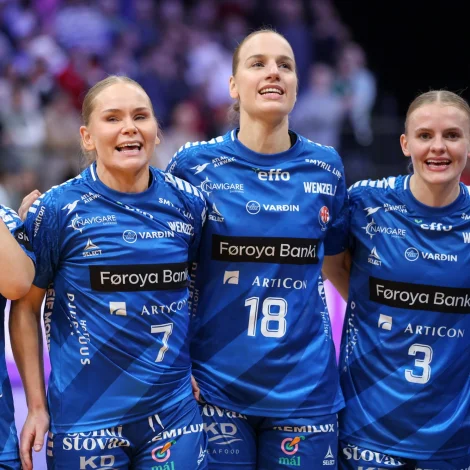 Marianna Eystberg, uttast til høgru, verður ikki við á vøllinum í kvøld (Mynd: Sverri Egholm)