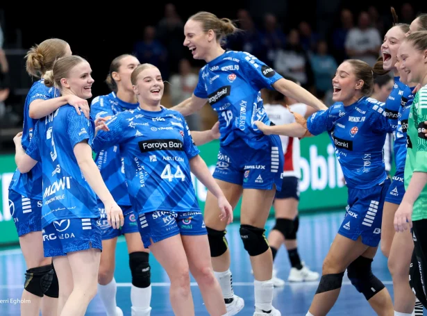 Pernille Brandenborg fegnast her um endaspælssigur fyri Føroyar í Týsklandi - sæst hoppandi í myndini. Nú er hon eitt fet nærri at fegnast um gull í Noreg (Savnsmynd: Sverri Egholm)