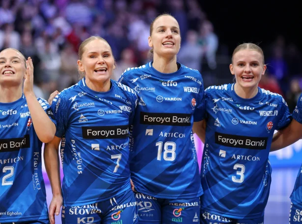 Marianna Eystberg, uttast til høgru, verður ikki við á vøllinum í kvøld (Mynd: Sverri Egholm)