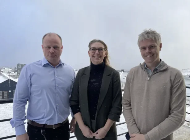 Eirik Hammer, verkætlanarleiðari hjá Sev, Roswitha van der Laan, leiðari hjá Schiphol, saman við Bjorn Postma, leiðara fyri háspenning hjá Schiphol