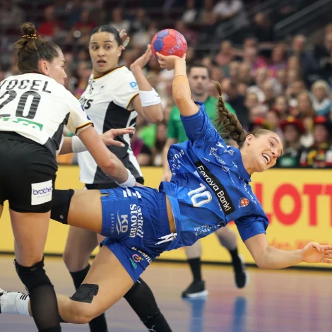 Súna Krossteig Hansen átti fleiri upplegg og tvey góð mál (Mynd: Sverri Egholm)