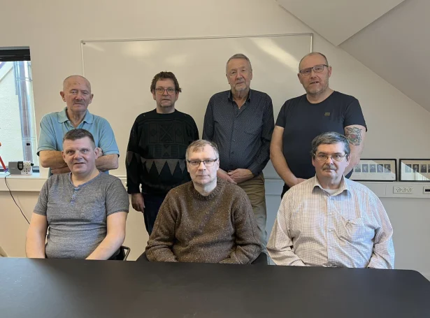 Á myndin - nevndin í Føroya Fiskimannafelag; Standandi frá vinstru: Sólberg Olsen, sum ikki stillar uppaftur, Sniálvur Røvilsberg, Hans Vilhelm Danielsen og Magnus Pauli Glerfoss. Sitandi frá vinstru: Per á Sýnini, Jan Højgaard, formaður og Sámal Poulsen, næstformaður, sum heldur ikki stillar uppaftur. 